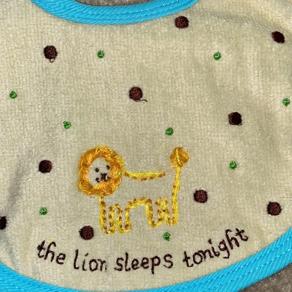 NEW 60’s lyrics “the lion sleeps tonight” baby bib - Picture 2 of 6